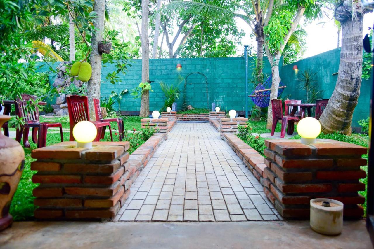 Hotel Moonstone Anuradhapura Exterior foto